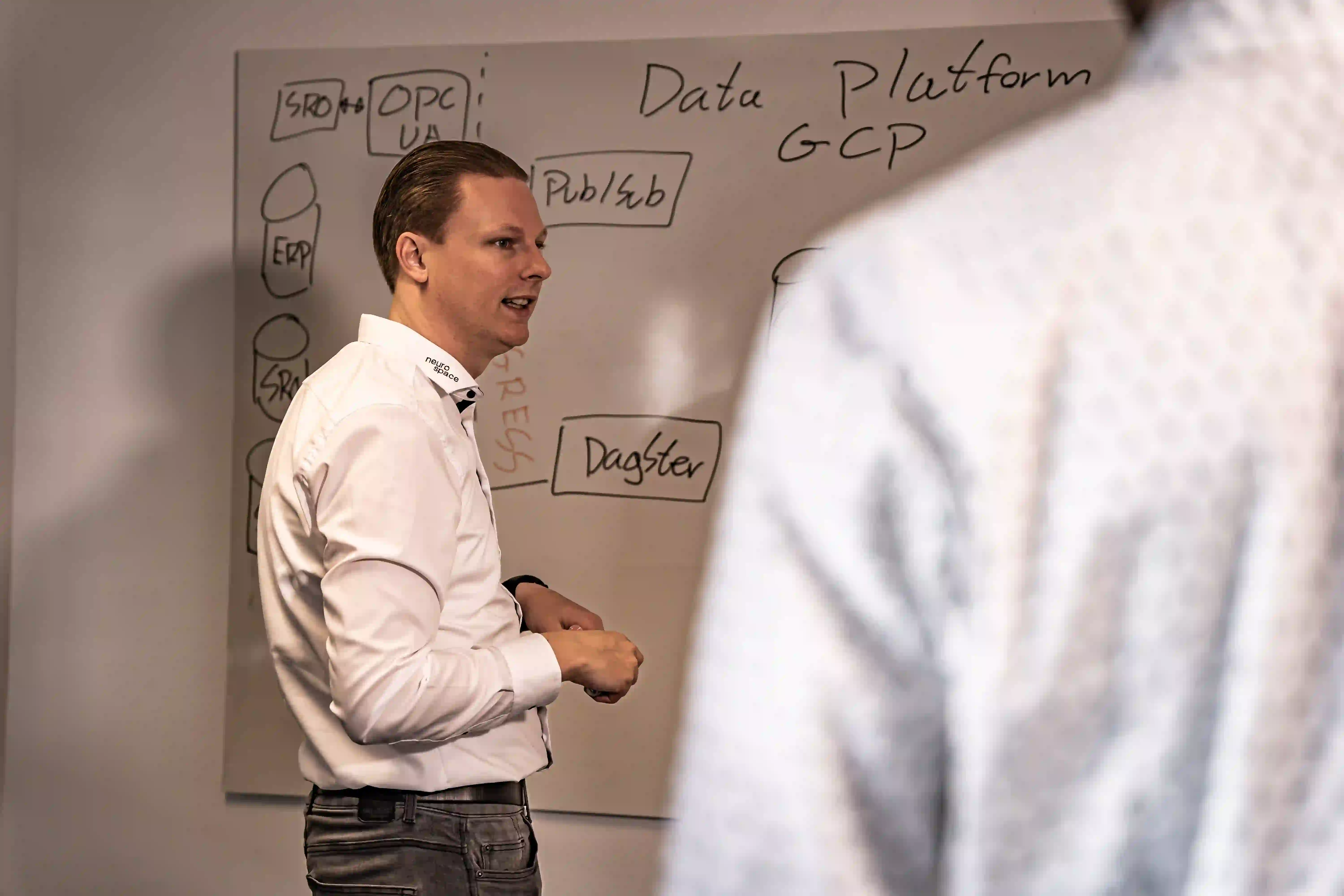 Rasmus tegner på et white board