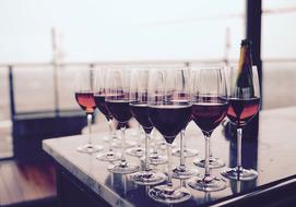 glas med rødvin på et bord